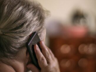 «Hola, soy tu nieto y necesito 3.000 dólares»: ya hay estafas a ancianos con voces generadas por IA