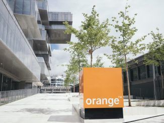 Que el repartidor te pida sacar una foto a tu DNI tiene multa: la AEPD sanciona a Orange con 100.000 euros