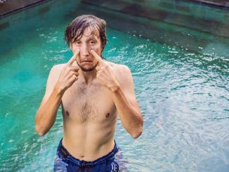 ¿Puedo meterme este verano en la piscina o en el mar con lentillas?