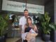 El jugador de baloncesto Augusto Lima y su mujer, padres de un niño en el Hospital Quirónsalud Málaga